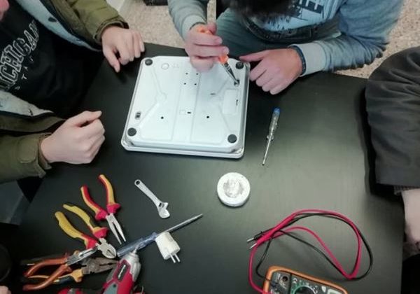 Καφές και ταυτόχρονη επισκευή ηλεκτροσυσκευών, με στόχο την κυκλική οικονομία