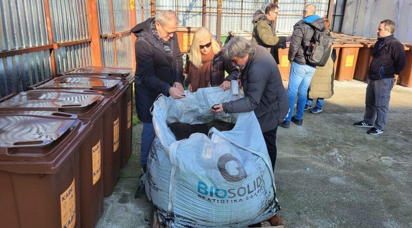 Η πρώτη παραλαβή τελικού προϊόντος, μετά την επεξεργασία του περιεχομένου του καφέ κάδου, στον Δήμο Καλαμαριάς.