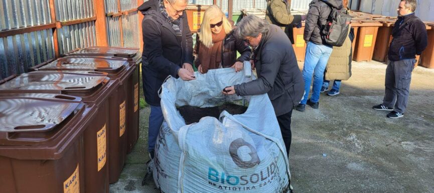 Η πρώτη παραλαβή τελικού προϊόντος, μετά την επεξεργασία του περιεχομένου του καφέ κάδου, στον Δήμο Καλαμαριάς.