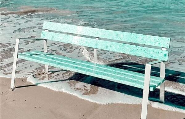 Παγκάκια και καρέκλες από ανακυκλωμένα αλιευτικά δίχτυα που ξεβράζονται στις ακτές της Αμοργού