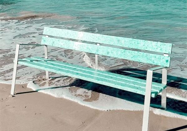 Παγκάκια και καρέκλες από ανακυκλωμένα αλιευτικά δίχτυα που ξεβράζονται στις ακτές της Αμοργού