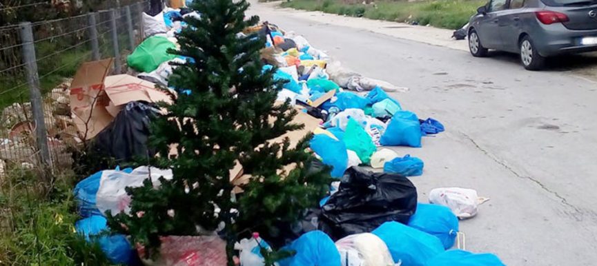 «Κανένα χριστουγεννιάτικο δέντρο σε ΧΥΤΑ» στη Θεσσαλονίκη