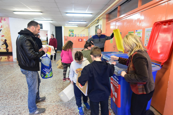 Πρωτοποριακό: Μαθητές στη Θεσσαλονίκη ανακυκλώνουν και κερδίζουν χρήματα για τα σχολεία τους (vid)