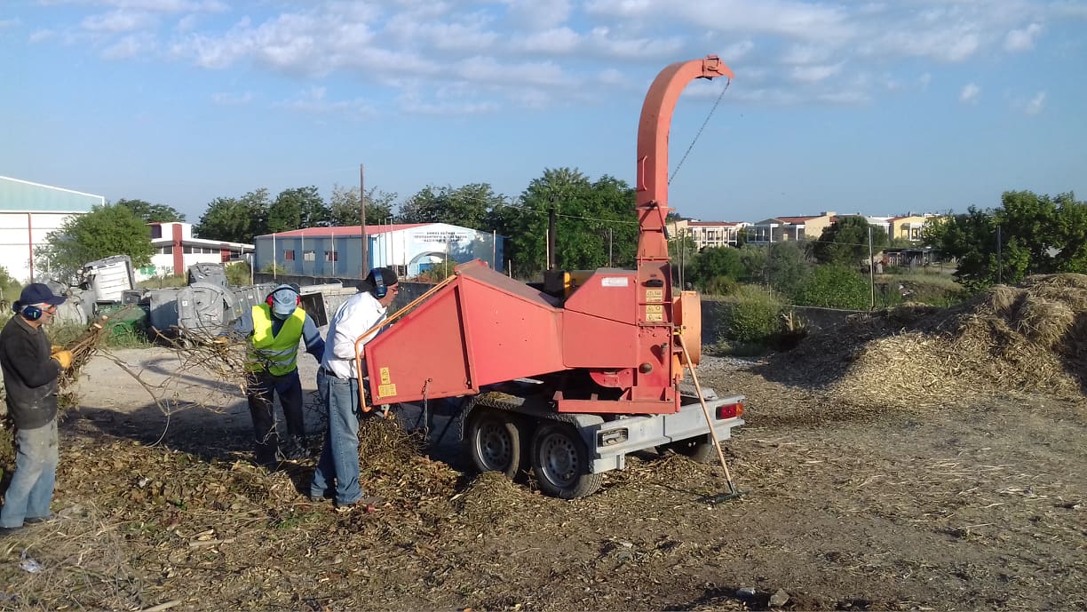 Στην αξιοποίηση του ξύλου και των κομμένων κλαδιών ως εδαφοβελτιωτικού με στόχο την απόκτηση γόνιμου χώματος προχωρά η Αντιδημαρχία Πρασίνου – Περιβάλλοντος και Αγροτικής Ανάπτυξης Θέρμης