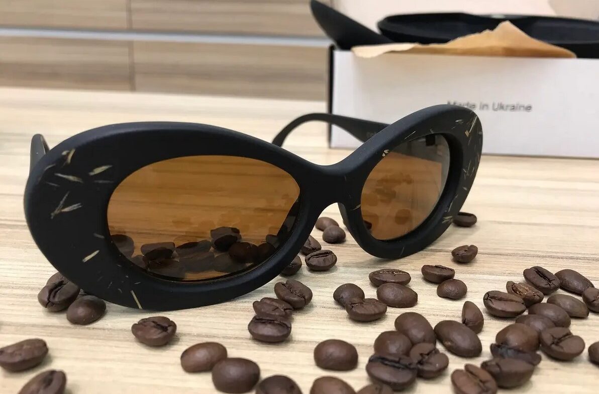 Θεσσαλονίκη: Μια ουκρανική καινοτομία γυαλιών από υπολείμματα καφέ στις προθήκες της Οπτικά Παυλίδης