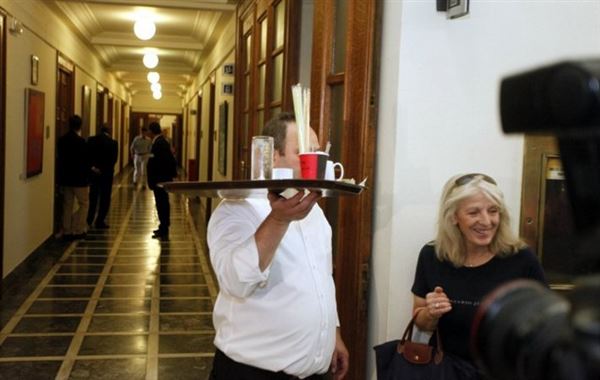 Η ΒΟΥΛΗ ΑΝΑΚΥΚΛΩΝΕΙ ΟΛΑ ΤΑ ΣΚΟΥΠΙΔΙΑ ΤΗΣ