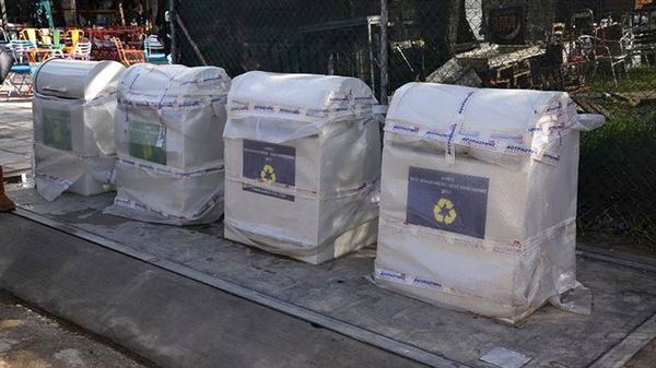 Μπήκαν οι πρώτοι υπόγειοι κάδοι σκουπιδιών και ανακύκλωσης στη Νέα Φιλαδέλφεια