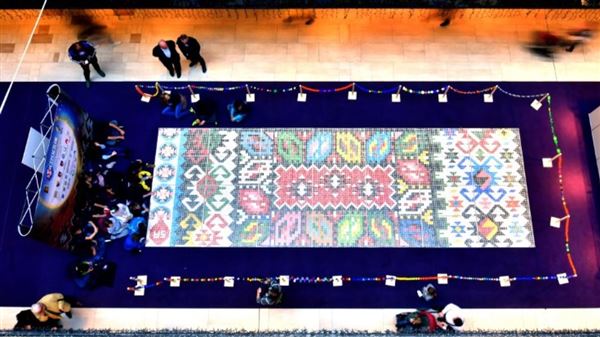 ΧΑΛΙ ΑΠΟ 25.000 ΠΛΑΣΤΙΚΑ ΚΑΠΑΚΙΑ ΓΙΑ ΤΗΝ ΠΑΓΚΟΣΜΙΑ ΗΜΕΡΑ ΑΝΑΚΥΚΛΩΣΗΣ